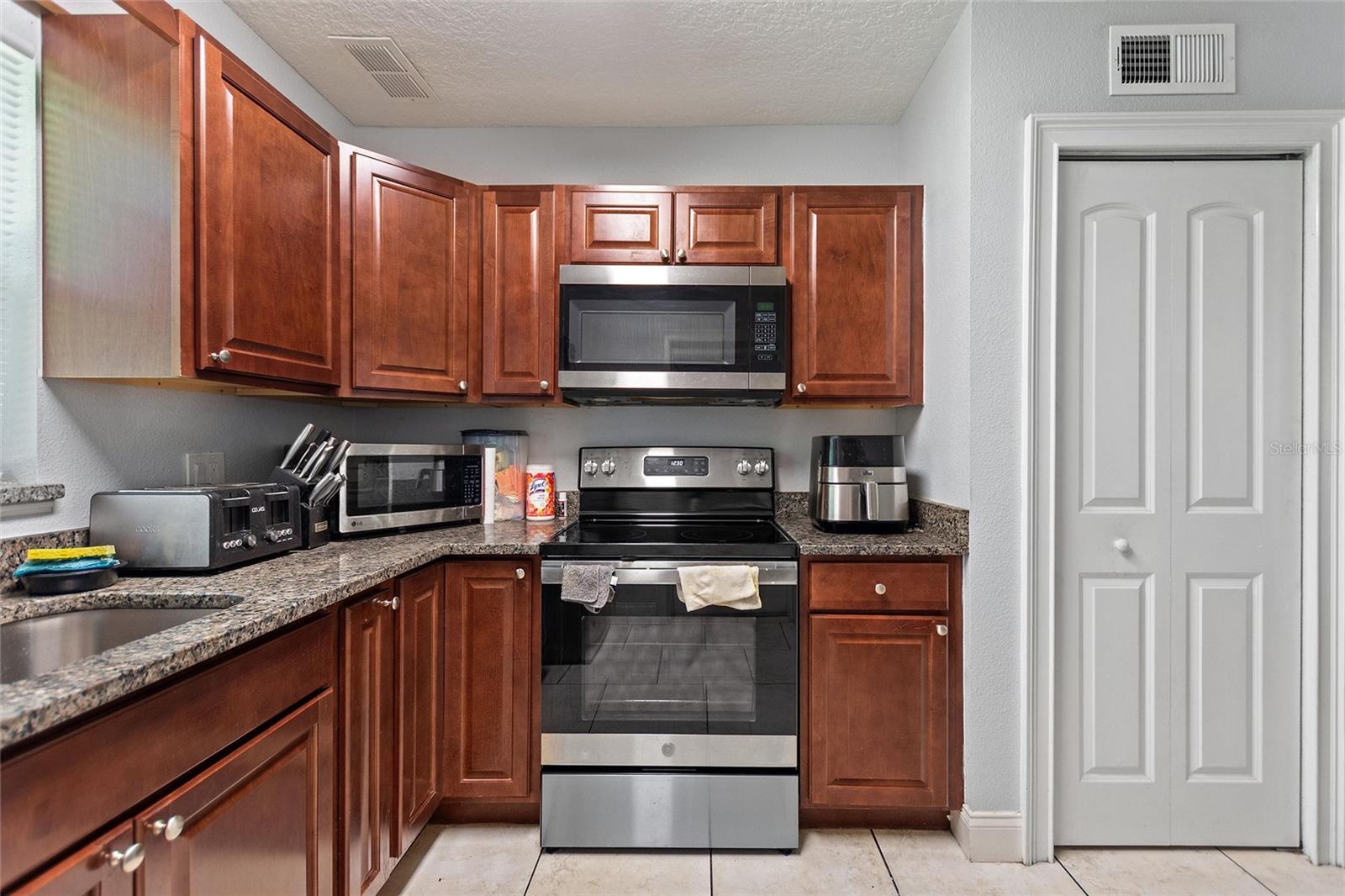 LAKE SUNSET SHORES - Residential Income