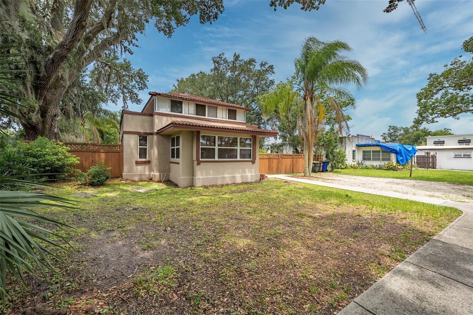 Main image without alt text