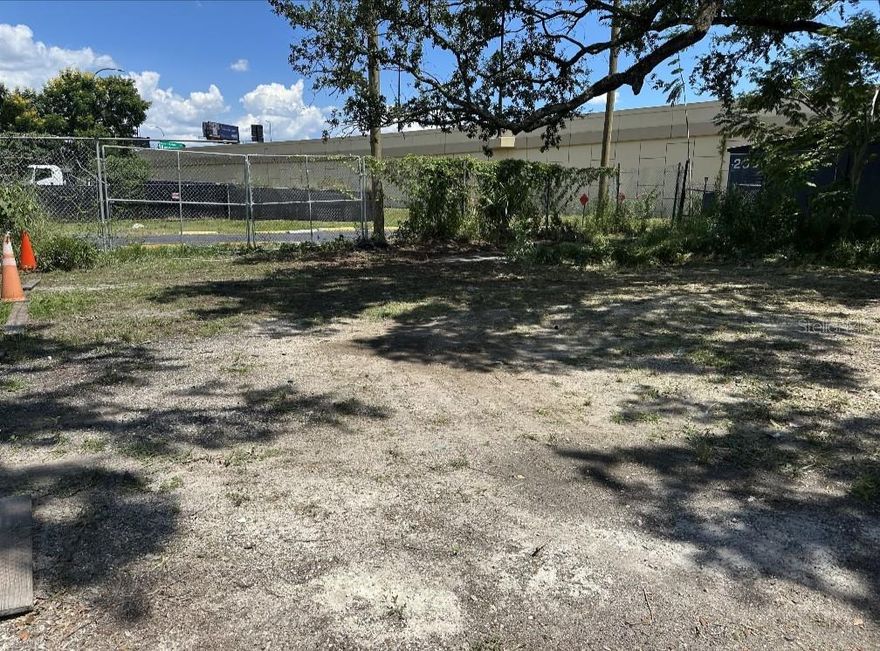 Prime commercial lot available for rent at 1200 29th St., located just off I-4. The back Side of this lot 
is for rent for a Car storage or Truck Parking. All Fenced in and you will Have your own Gate to access 
the Back side of the Lot.
Don't miss out—this lot is priced to Rent and won’t stay on the market for long!