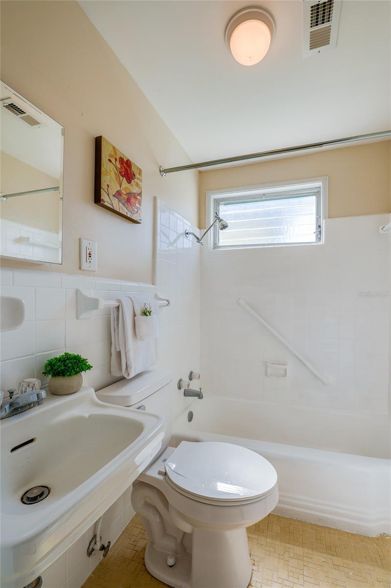 ROGERS NORTH ORITA - Residential