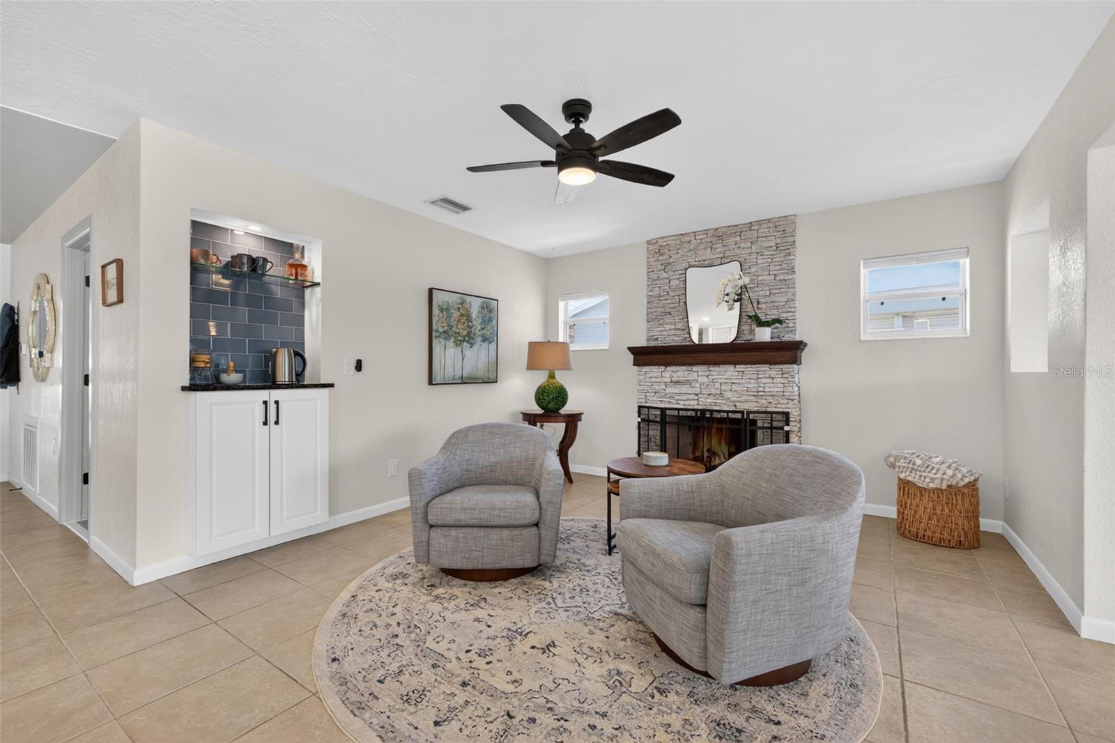 SUN-LIT SHORES - Residential