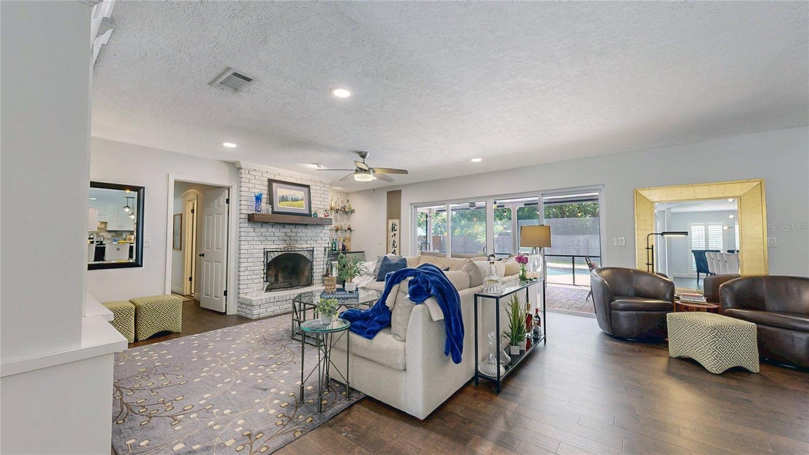 718 FOX VALLEY DRIVE