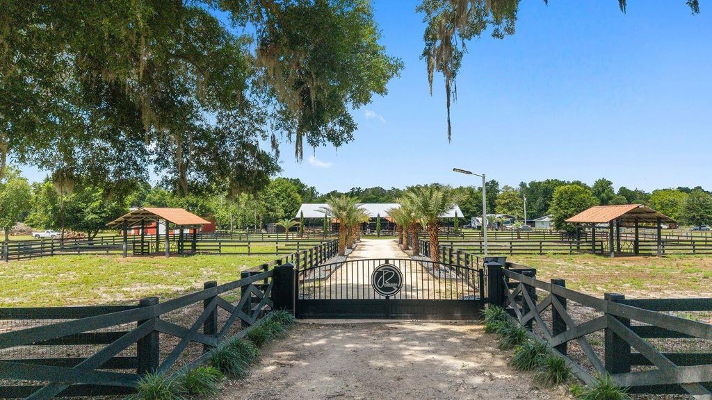 Photo of 16392 NE Jacksonville Road, Citra, FL 32113 (MLS # OM725275)