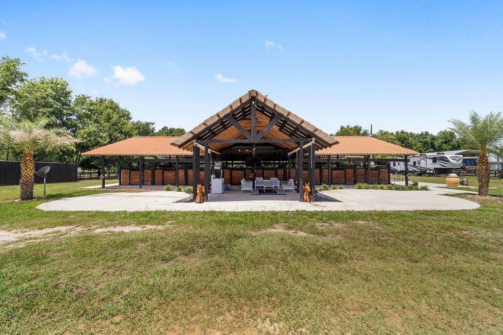 Photo of 16392 NE Jacksonville Road, Citra, FL 32113 (MLS # OM725275)