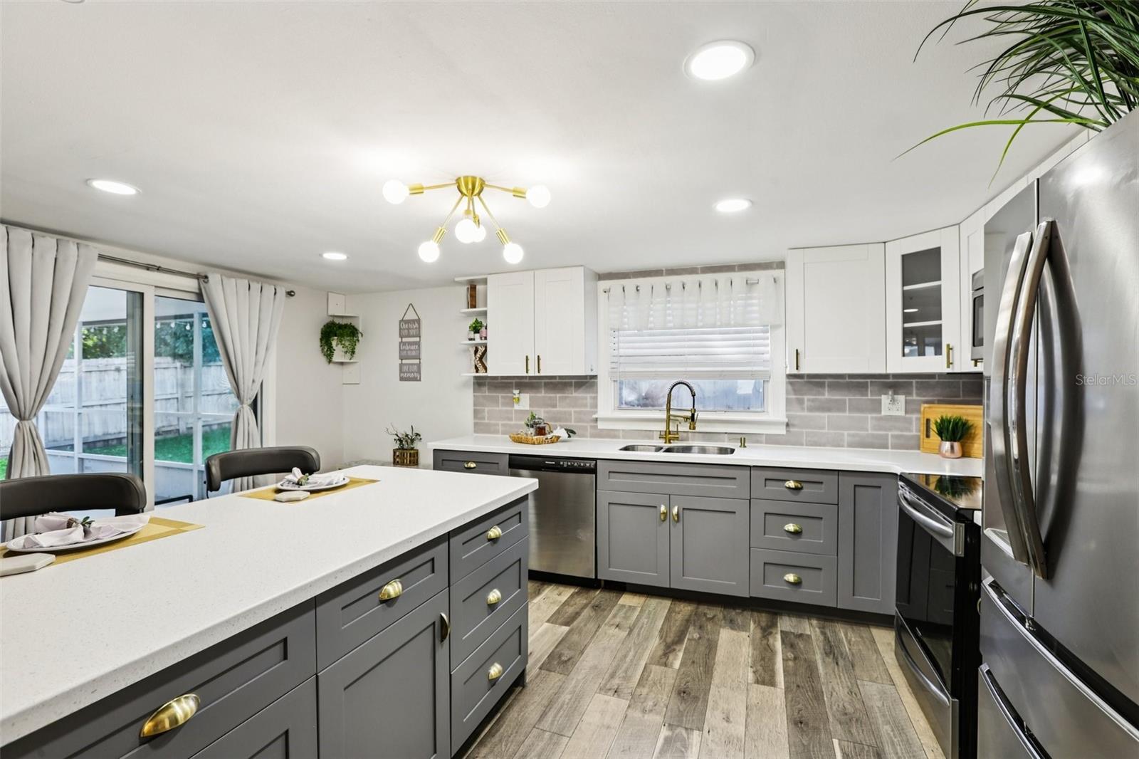 COLONIAL HILLS - Residential