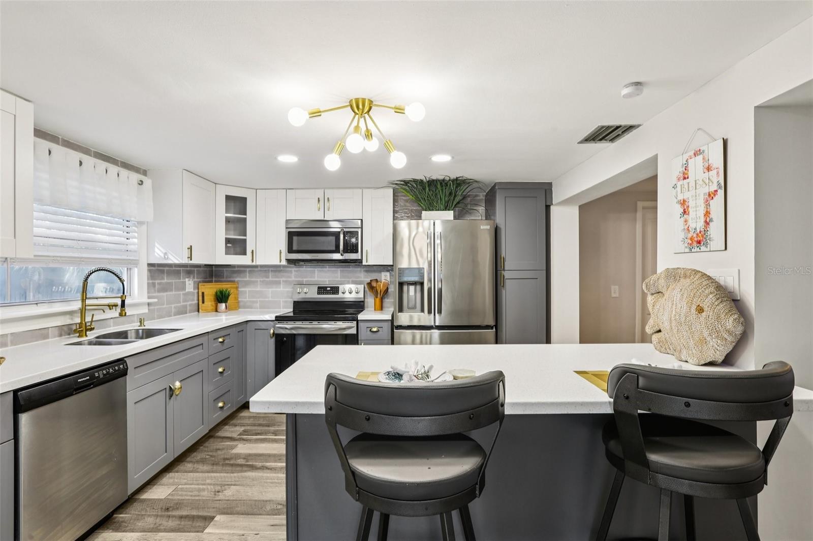 COLONIAL HILLS - Residential