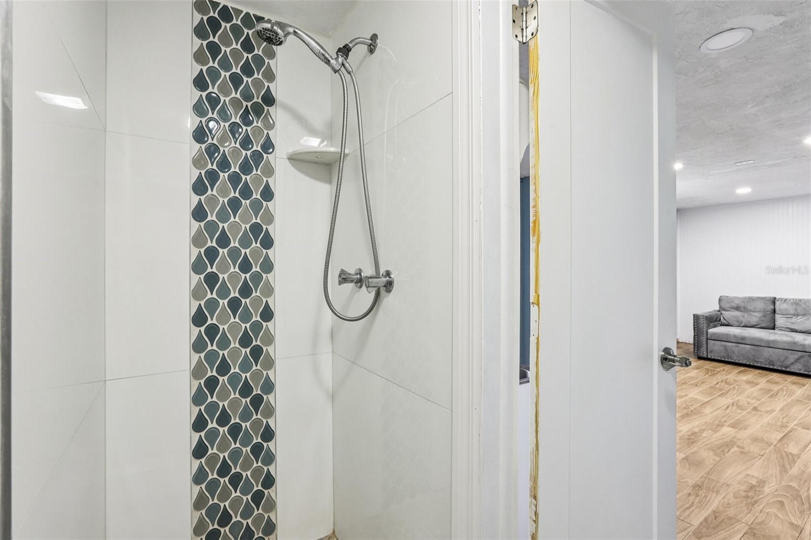 COLONIAL HILLS - Residential