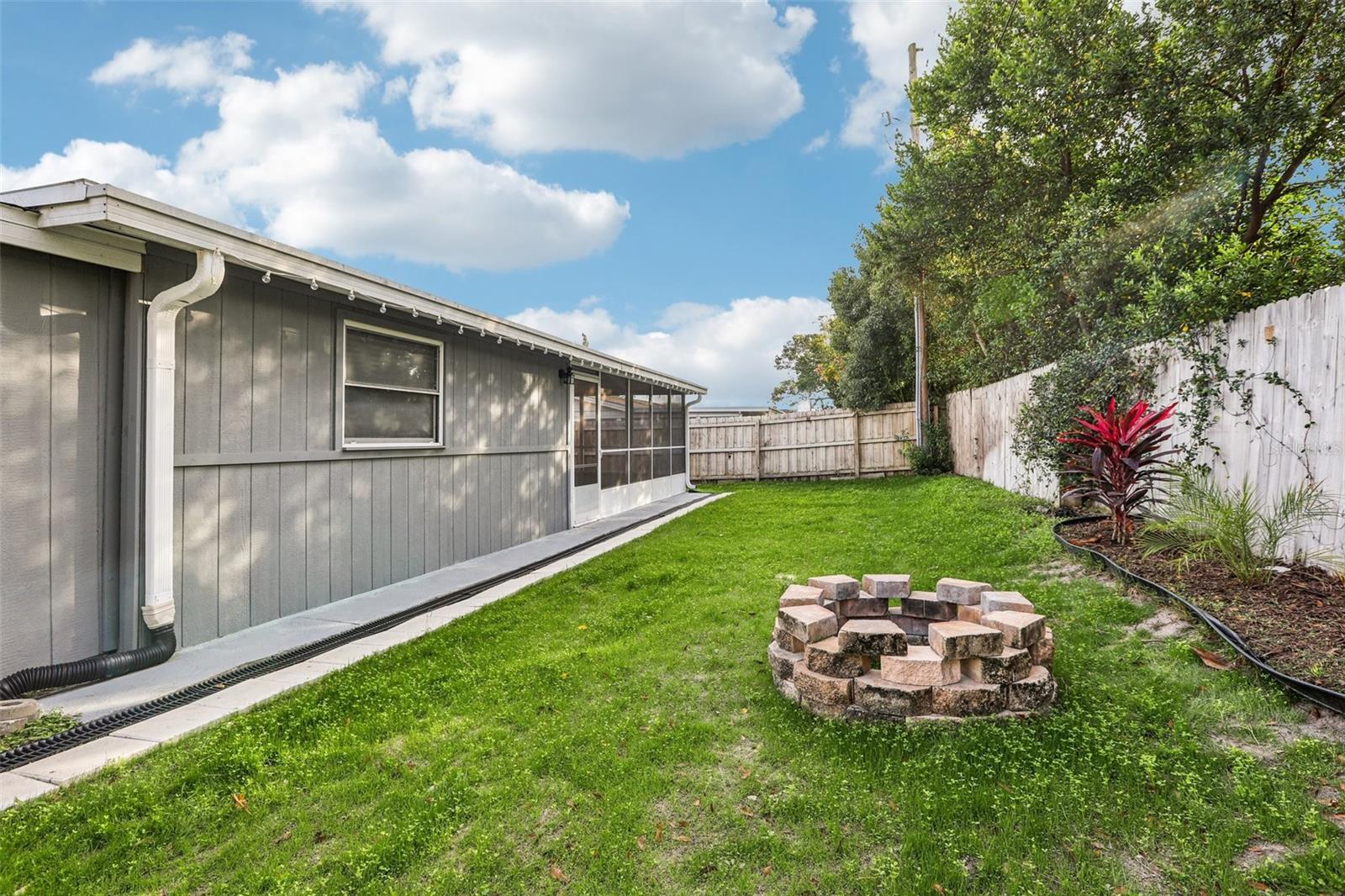 COLONIAL HILLS - Residential