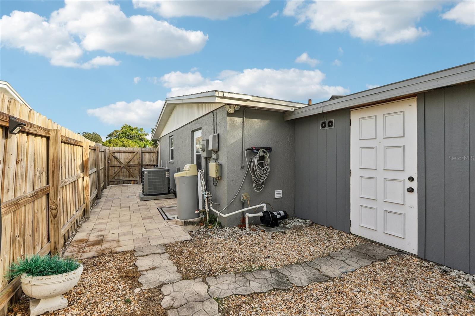 COLONIAL HILLS - Residential