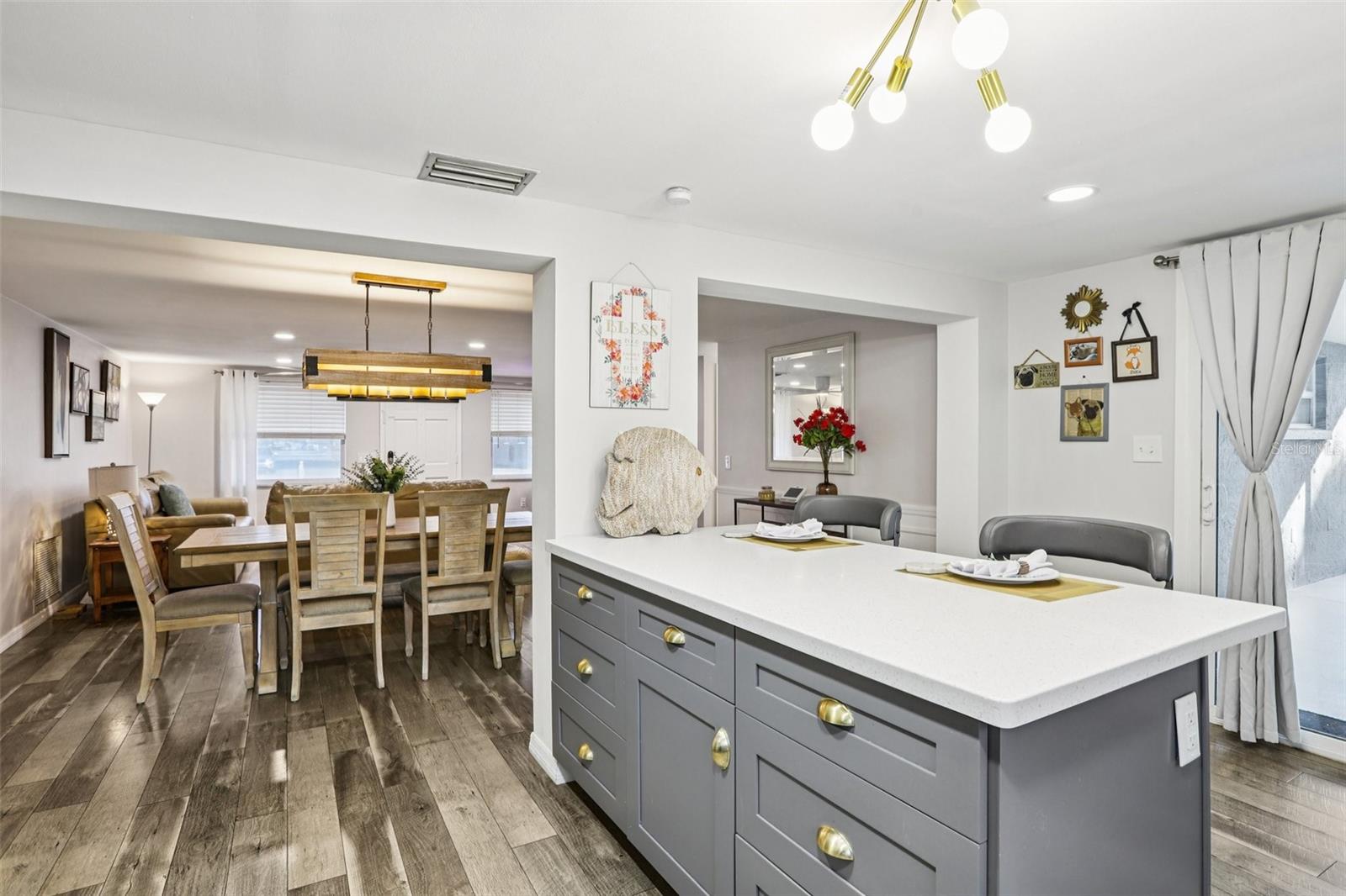 COLONIAL HILLS - Residential