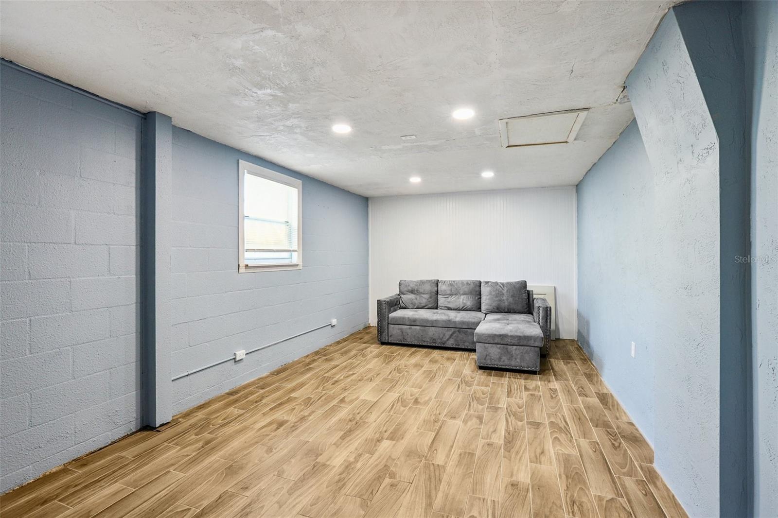 COLONIAL HILLS - Residential