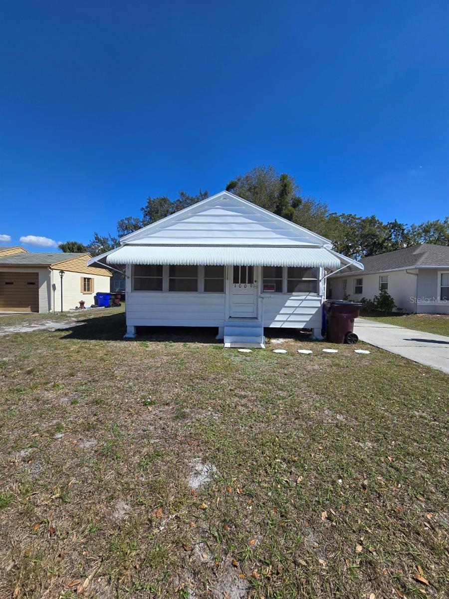 Spacious home in St. Cloud. Living room, large kitchen, inside laundry room, florida room.