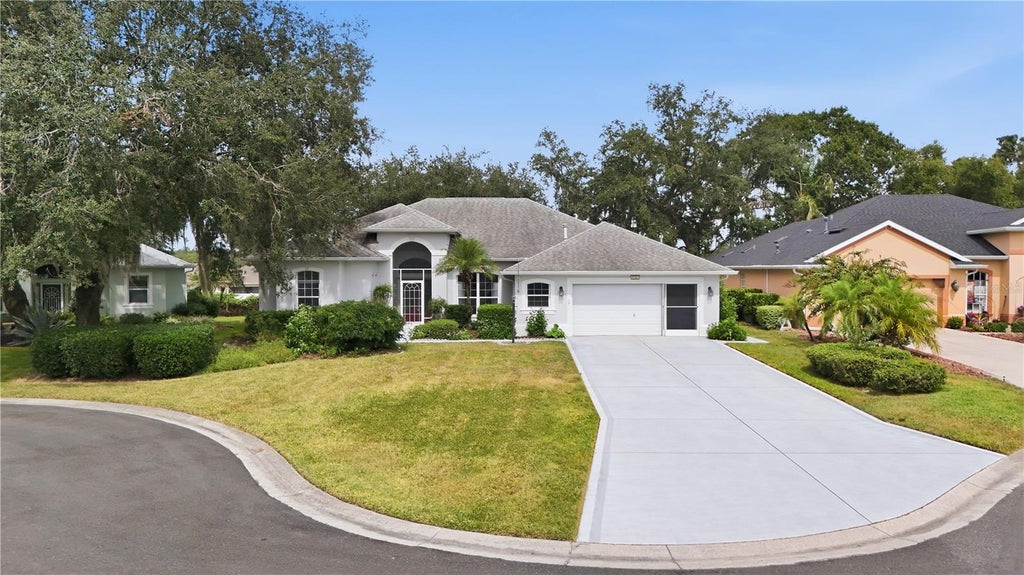 Photo of 5127 Aurora Drive, Leesburg, FL 34748 (MLS # G5118740)