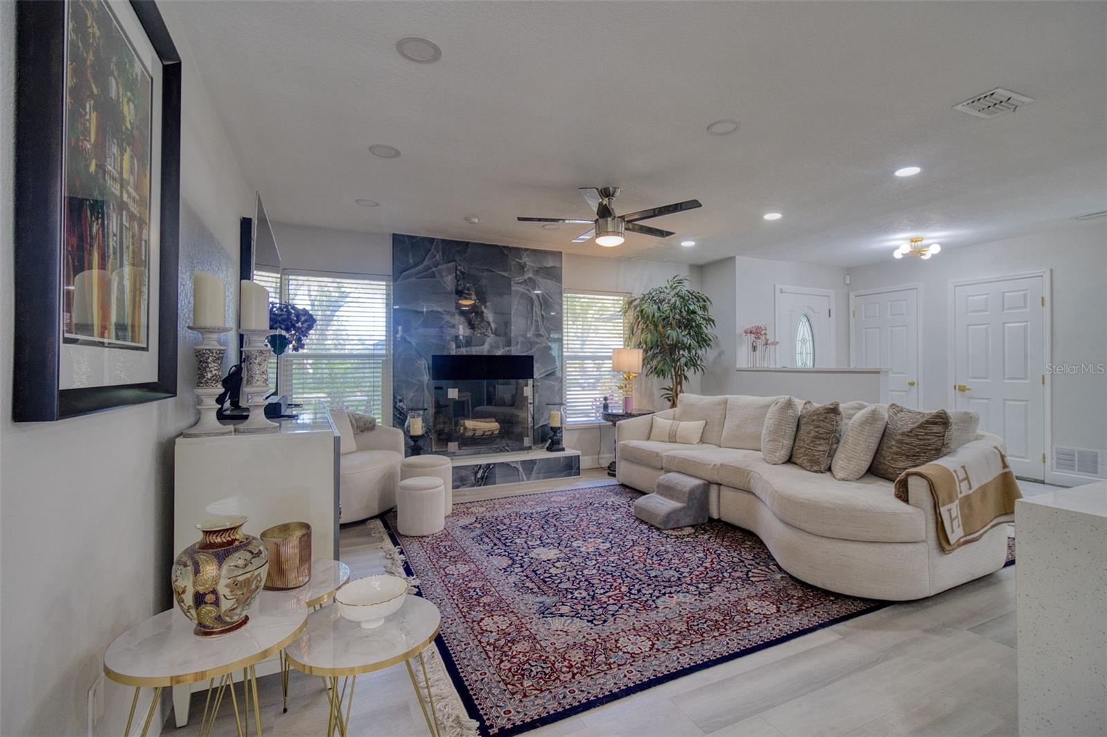 DEL ROBLES - Residential