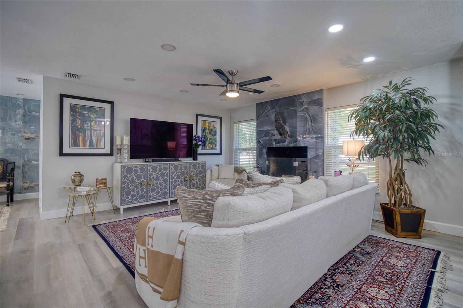 DEL ROBLES - Residential