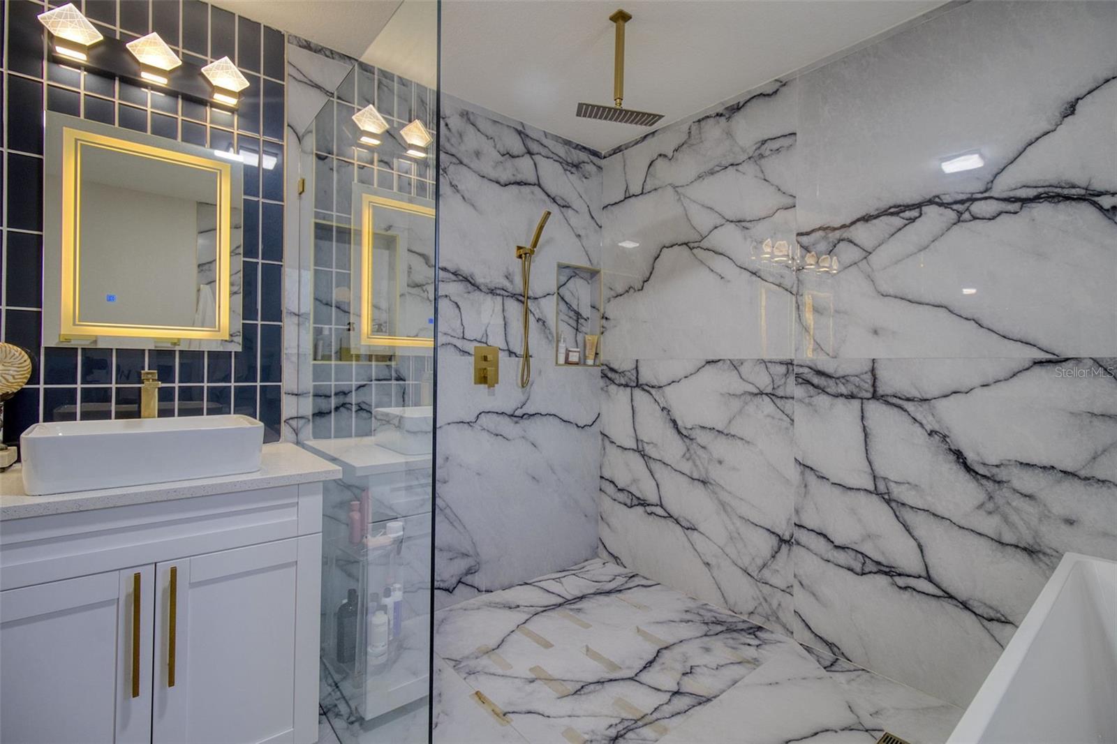 DEL ROBLES - Residential