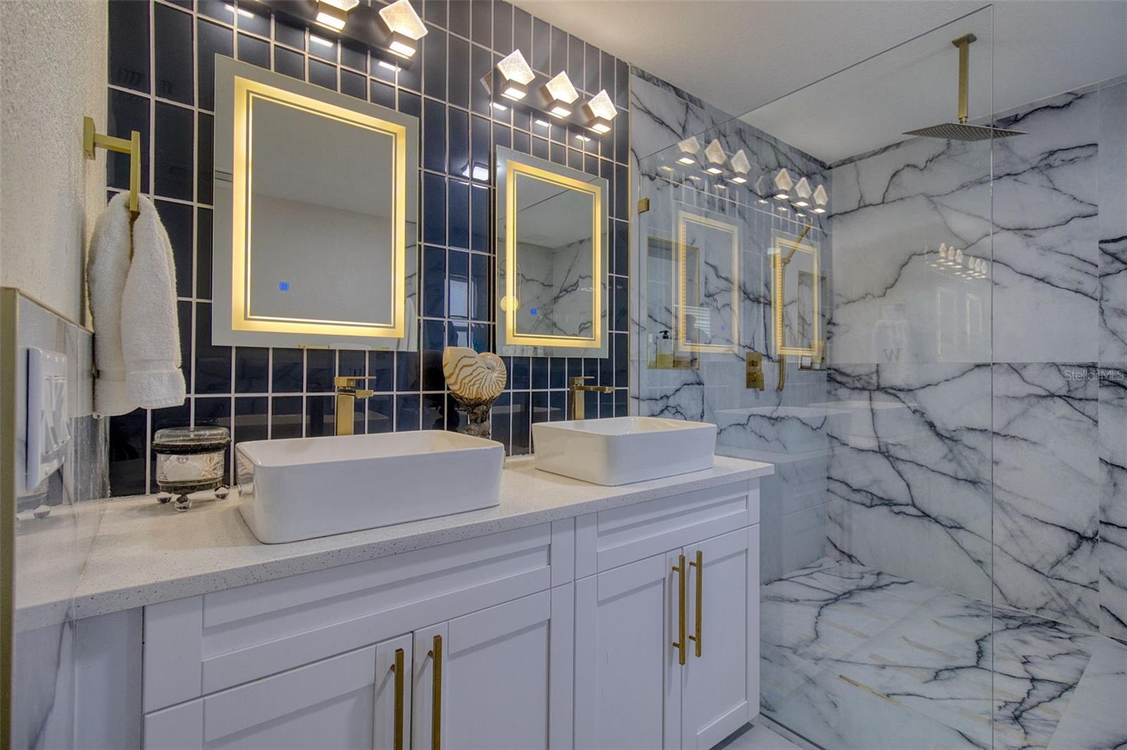 DEL ROBLES - Residential