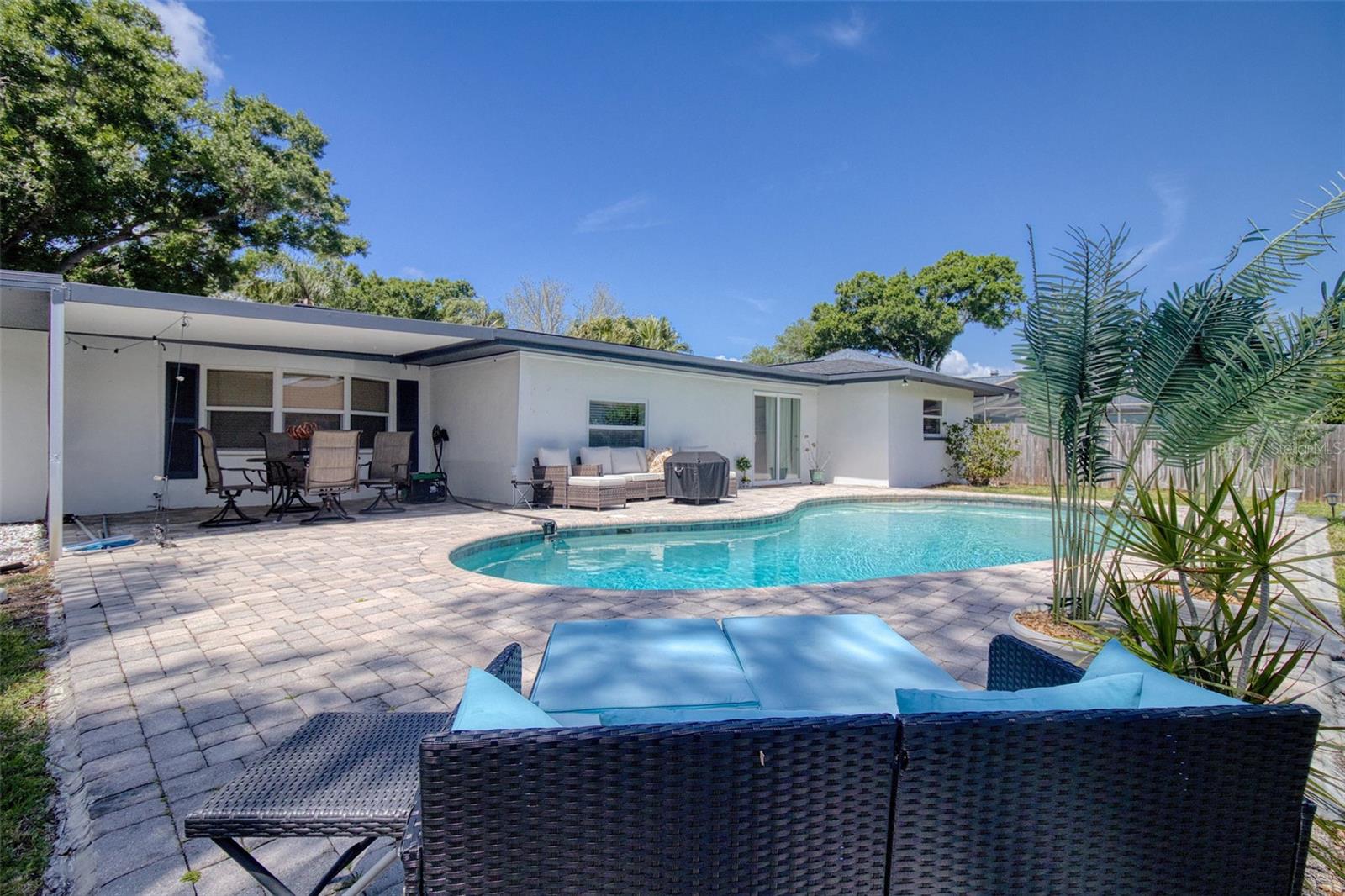 DEL ROBLES - Residential