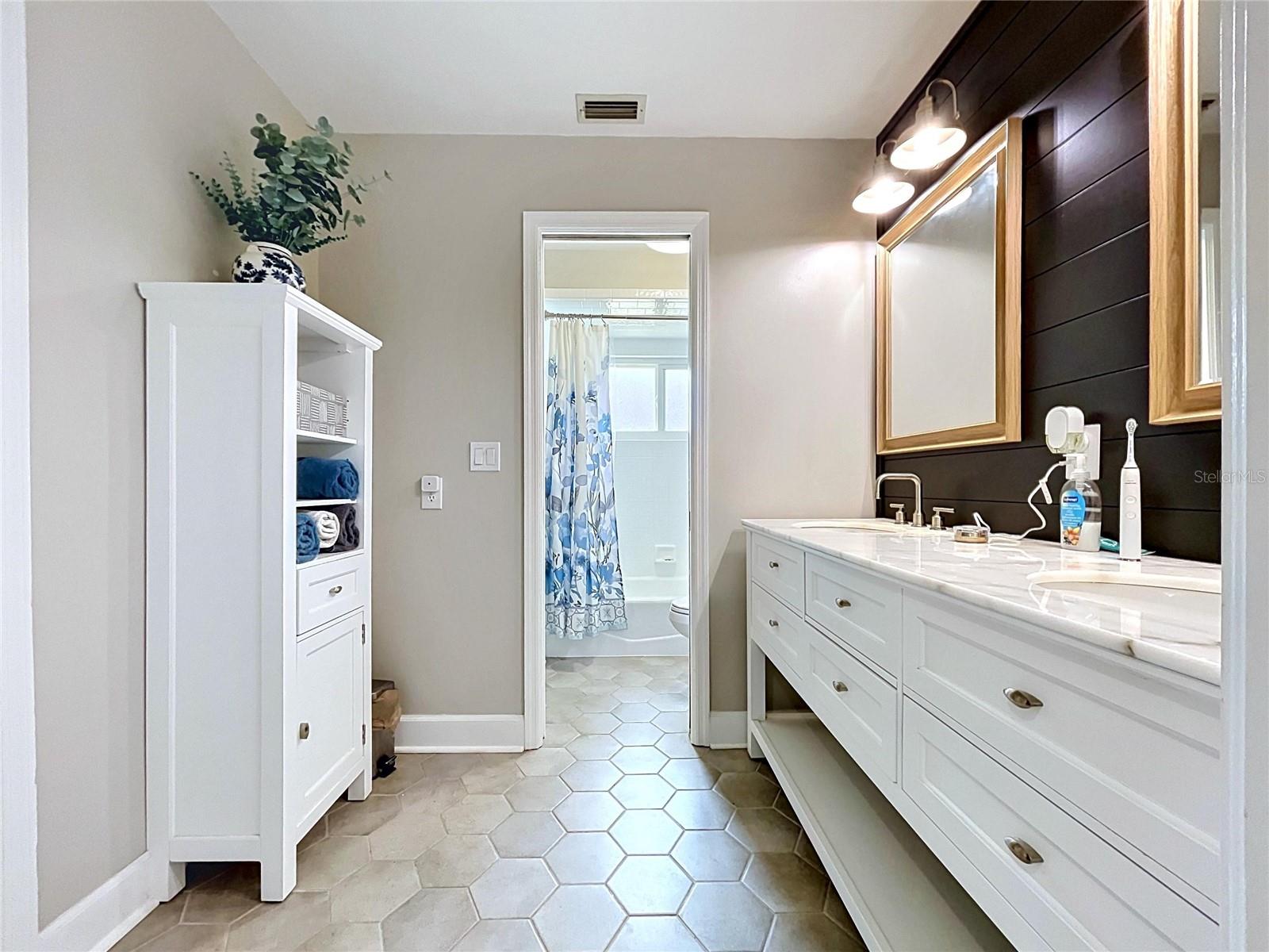 VALRICO OAKS - Residential