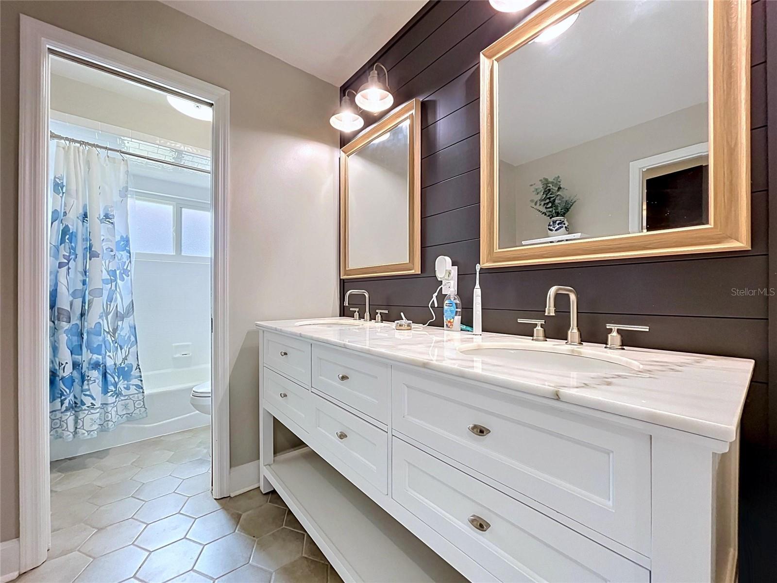 VALRICO OAKS - Residential