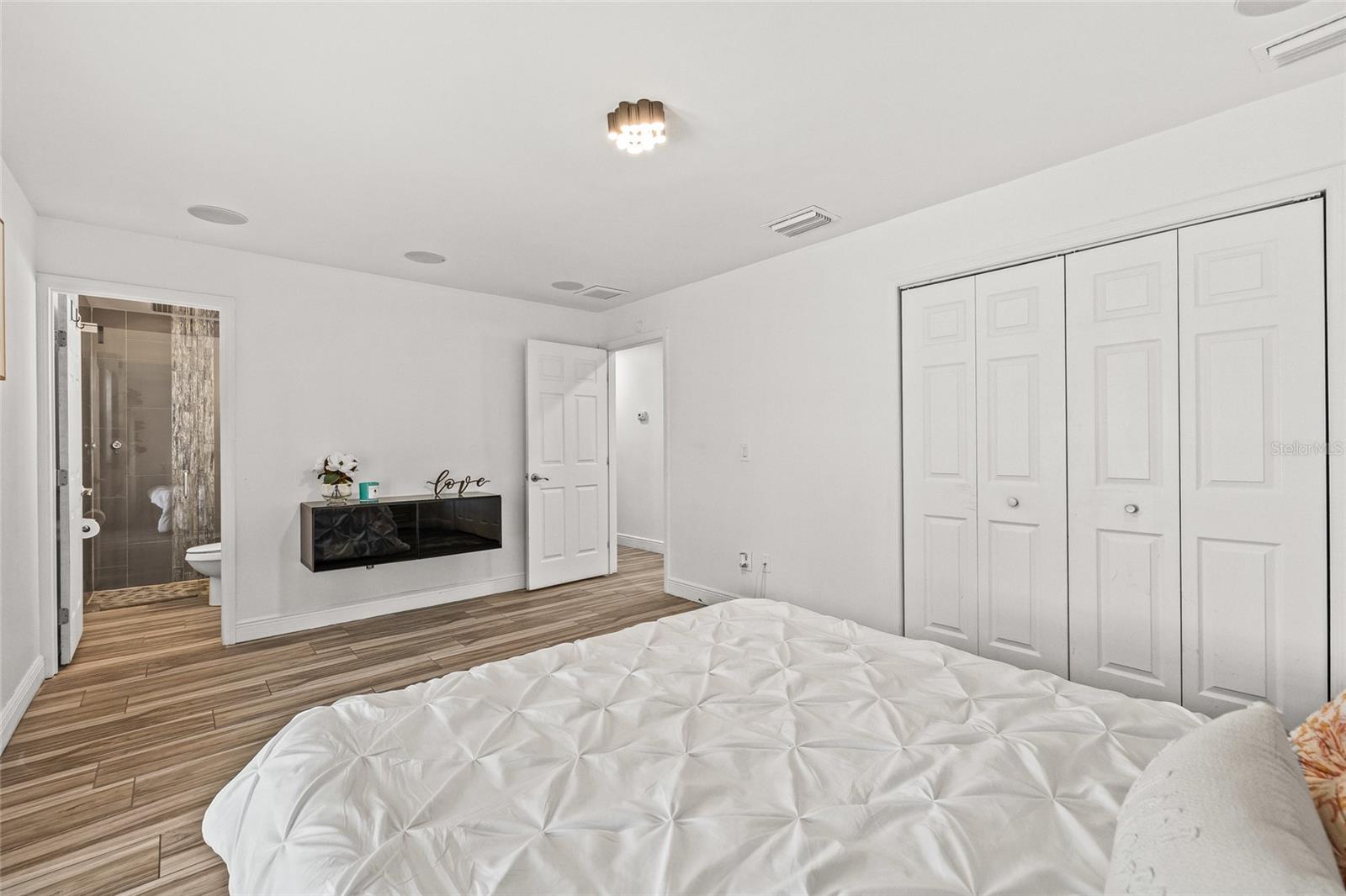 PRESIDENTIAL MANOR UNIT 2B - Residential