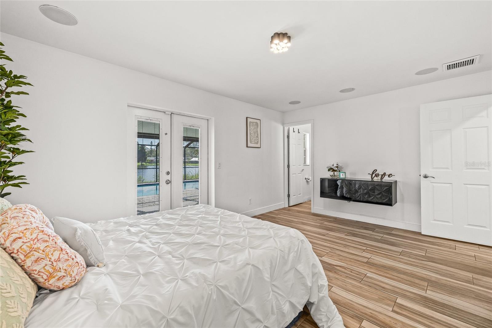 PRESIDENTIAL MANOR UNIT 2B - Residential