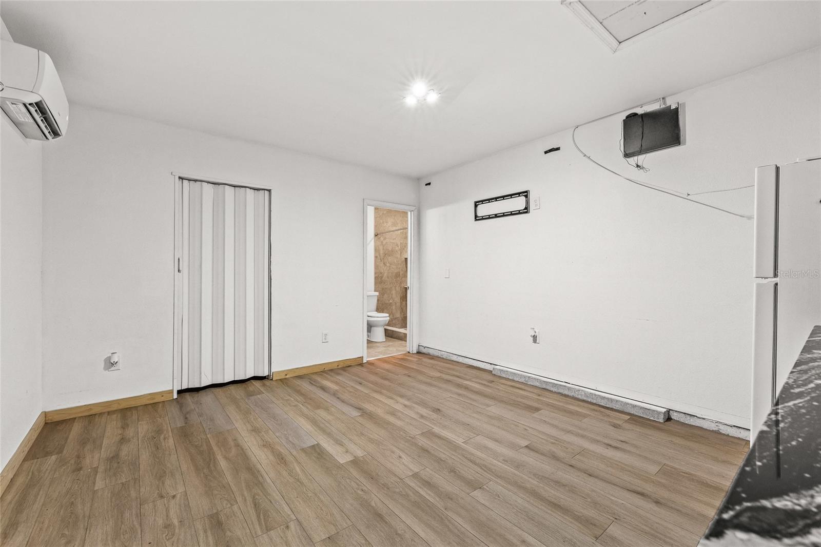 PRESIDENTIAL MANOR UNIT 2B - Residential