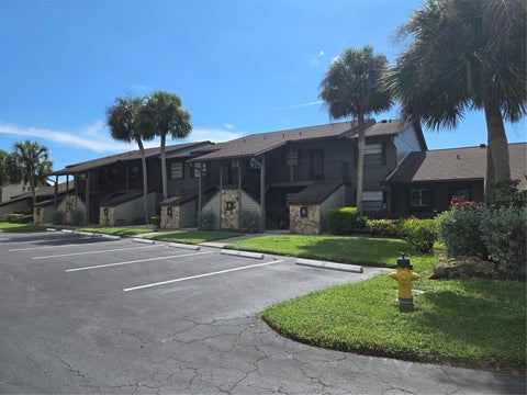 Photo of 927 Capri Isles Boulevard #10, Venice, FL 34292 (MLS # N6145857)