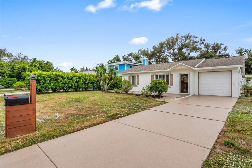 Photo of 724 Myrtle Avenue, Venice, FL 34285 (MLS # N6141344)