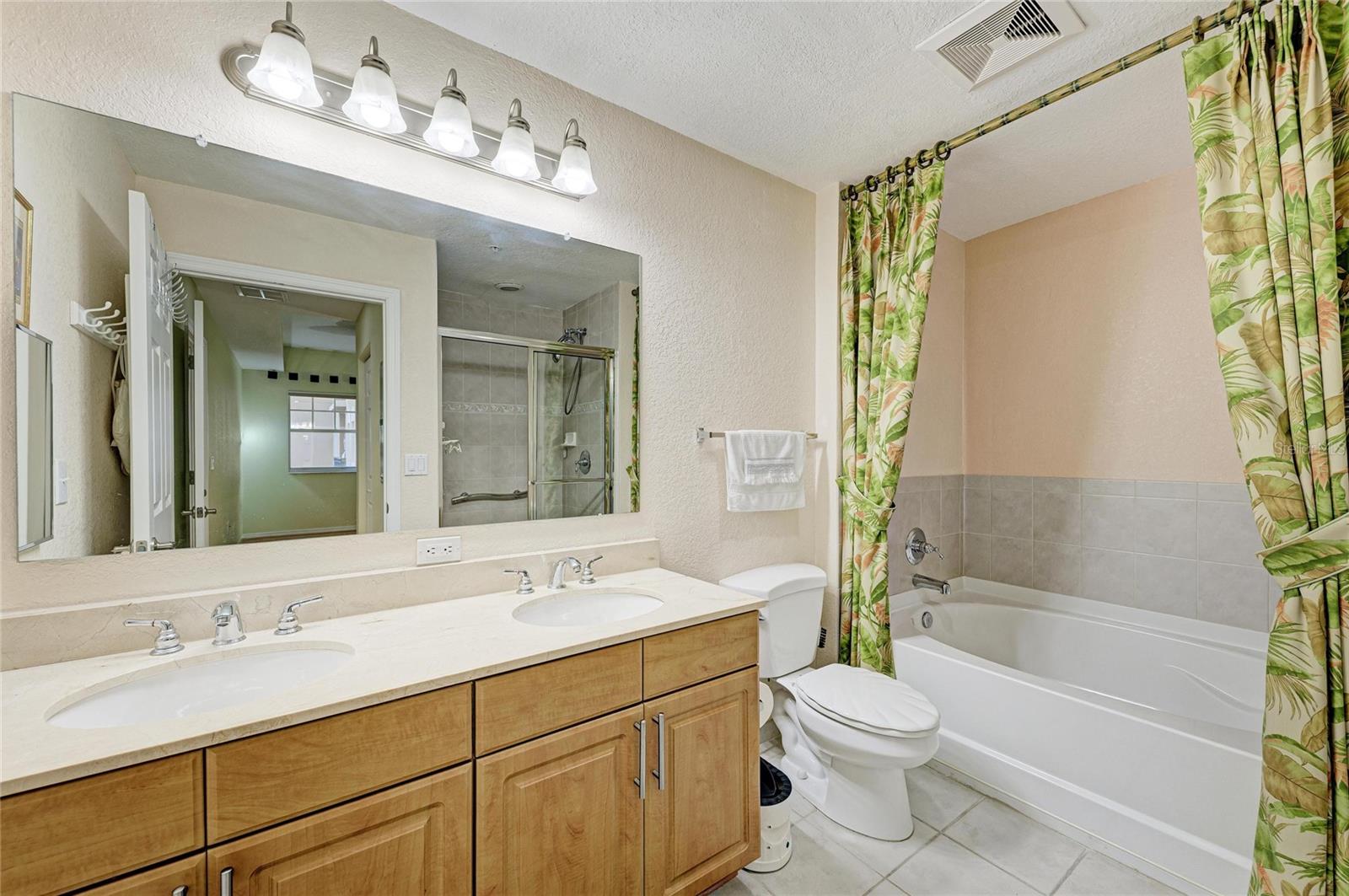 BROADWAY PROMENADE - Residential