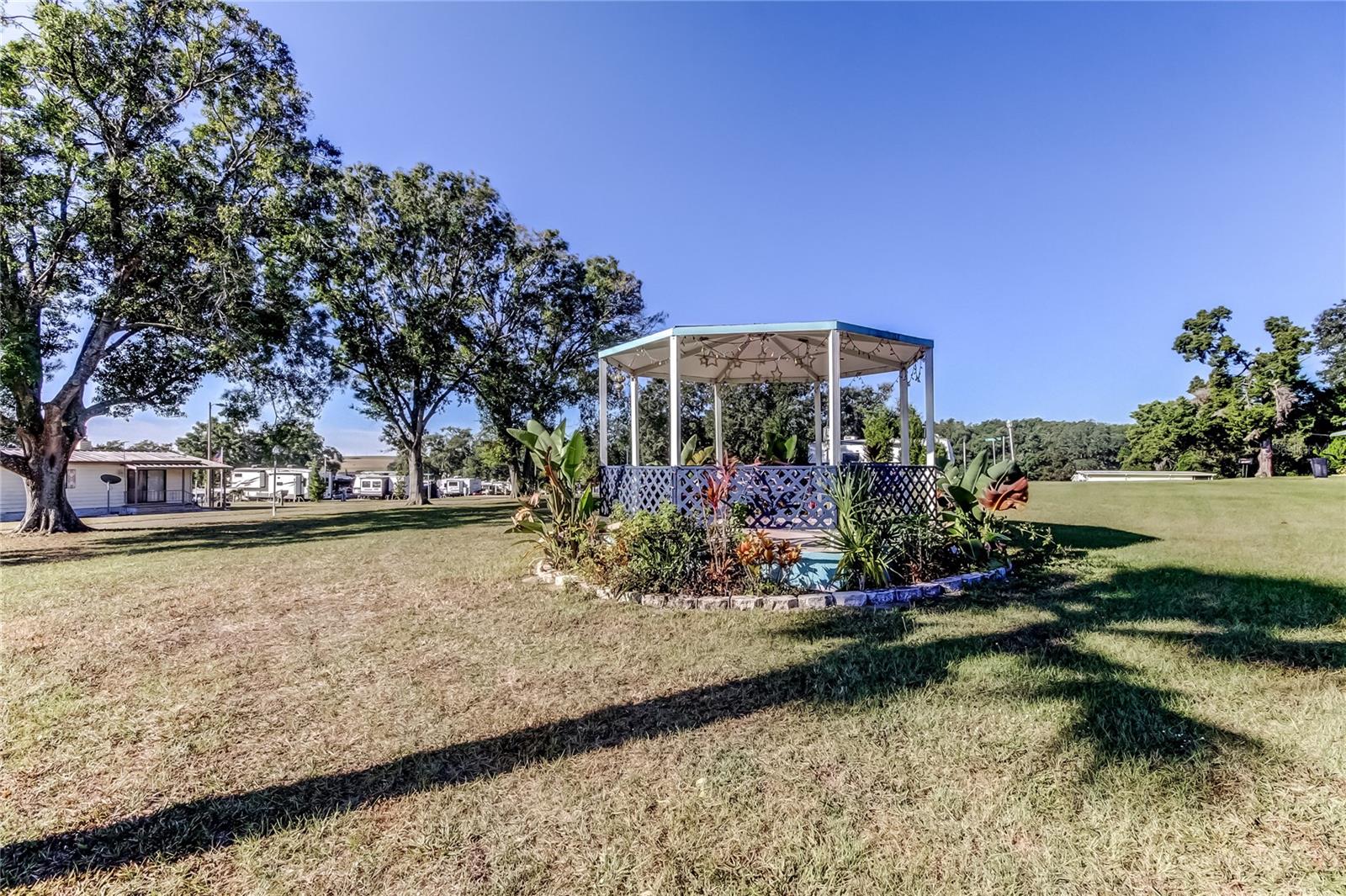 HAMPTON COURT UNREC - Residential