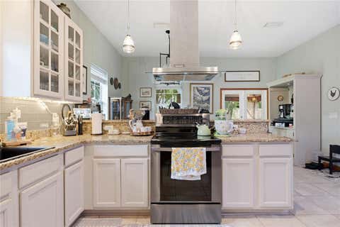Tiny photo for 512 SE 9th Street, Ocala, FL 34471 (MLS # OM728812)