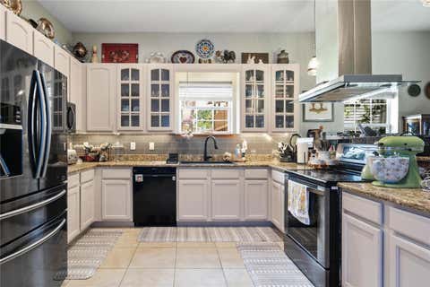 Tiny photo for 512 SE 9th Street, Ocala, FL 34471 (MLS # OM728812)