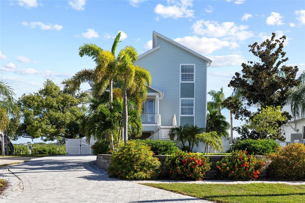 Photo of 1512 Riverside Drive, Tarpon Springs, FL 34689 (MLS # TB8554114)