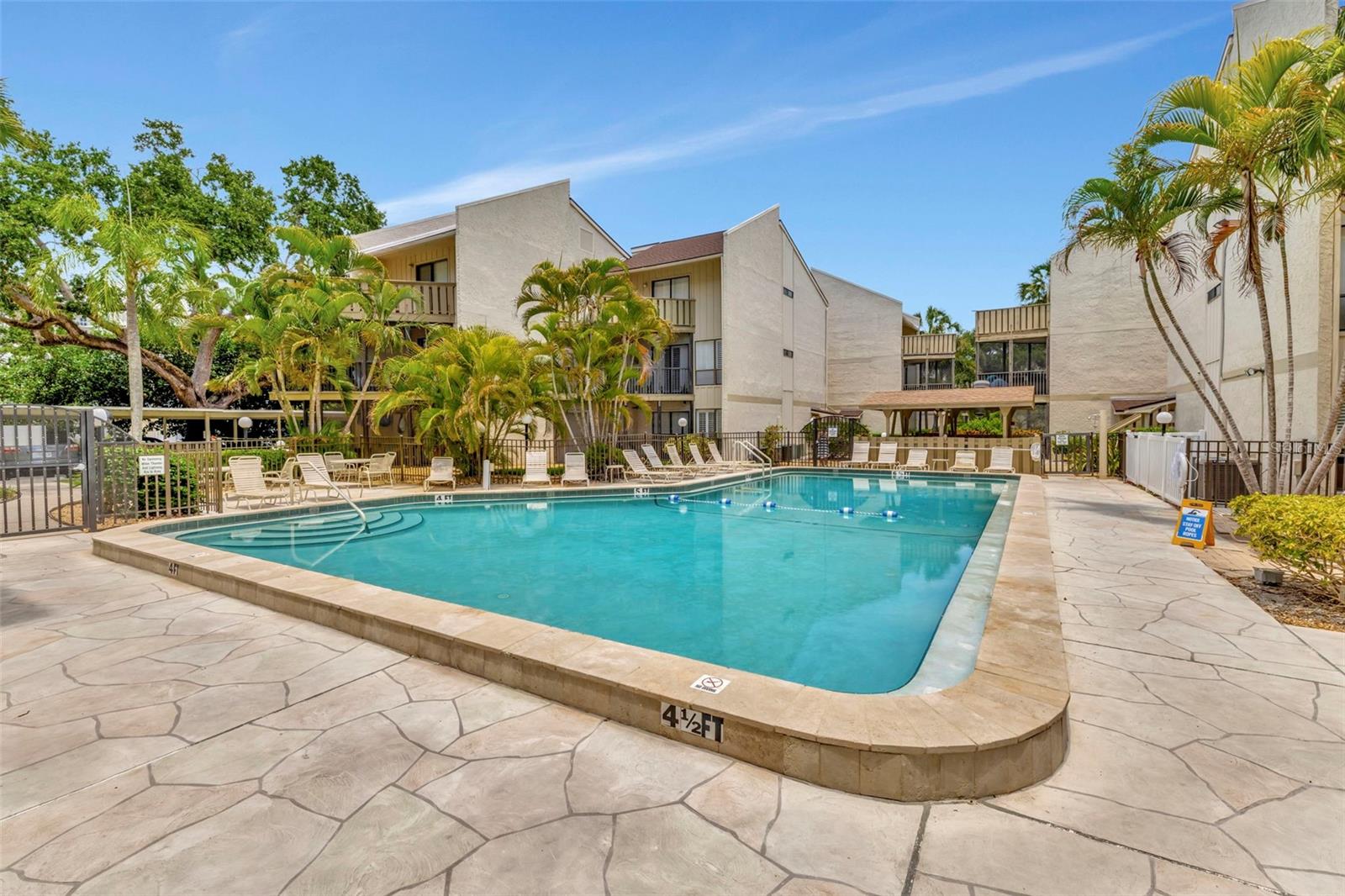 BAY OAKS - Residential