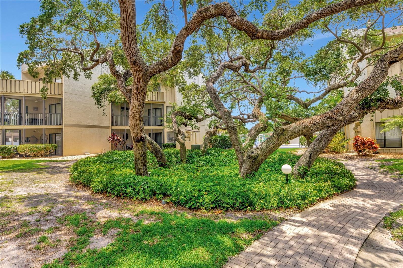 BAY OAKS - Residential