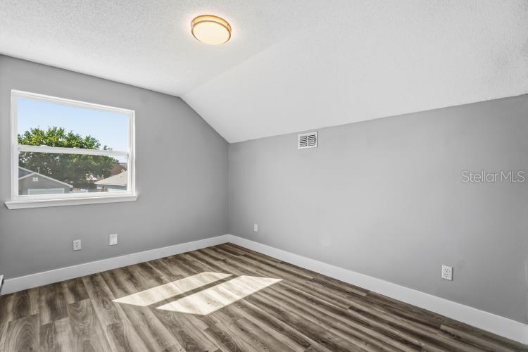 ROYAL RIDGE PH 01 - Residential