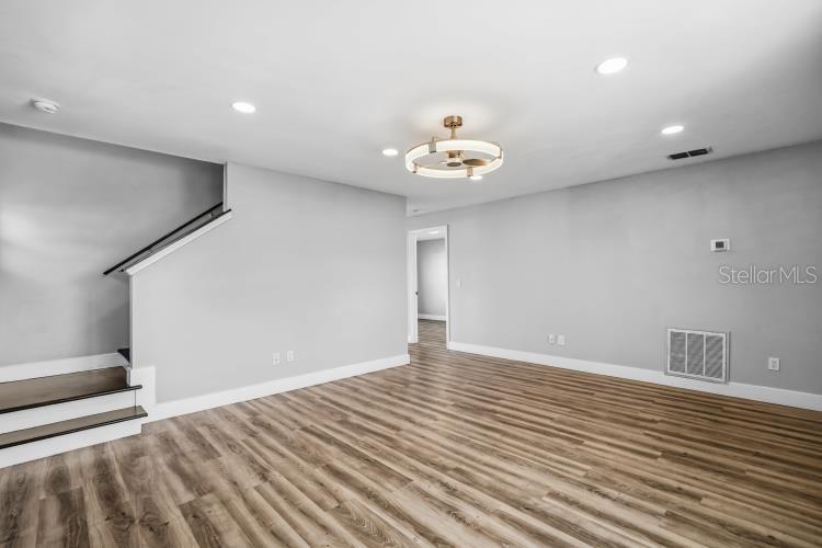 ROYAL RIDGE PH 01 - Residential