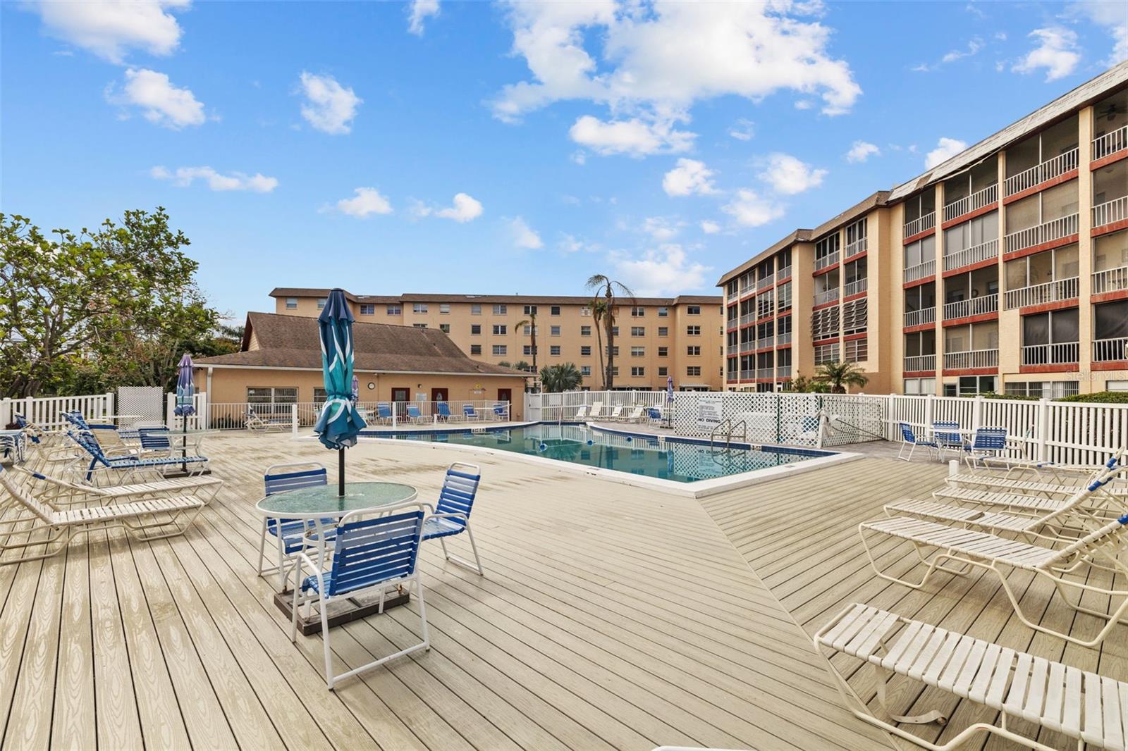 BAYSHORE ON THE LAKE APTS SEC 1 - Residential