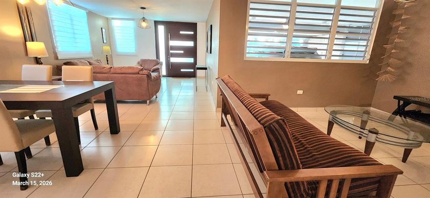 Exclusive 3-bedroom, 2-bathroom smart home located in an exclusive gated community with controlled access, offering excellent recreational amenities including a pool, gym, jogging trail, sports courts, playground, and gazebo for activities. Move-in ready, this residence combines comfort, style, and modern technology.
It features an open-concept layout that provides spaciousness and natural light, ideal for both everyday living and entertaining. The primary bedroom includes a walk-in closet, and the property is equipped with two (2) inverter mini-split air conditioning units. Enjoy an elegant pivot-style front door and a two-car garage with ample storage space. The kitchen is fully equipped with a refrigerator, electric stove with an oven, extractor, and microwave. It also includes a washer and dryer. Designed with security and functionality in mind, the property features security windows throughout and is fully enclosed. Available fully furnished or unfurnished, according to your preference.
An excellent opportunity to live comfortably and securely in a community with outstanding amenities.