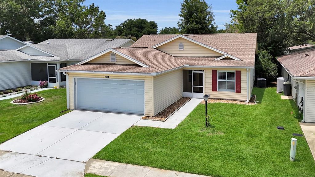 Photo of 701 Glen Oaks Drive, Leesburg, FL 34748 (MLS # G5113392)