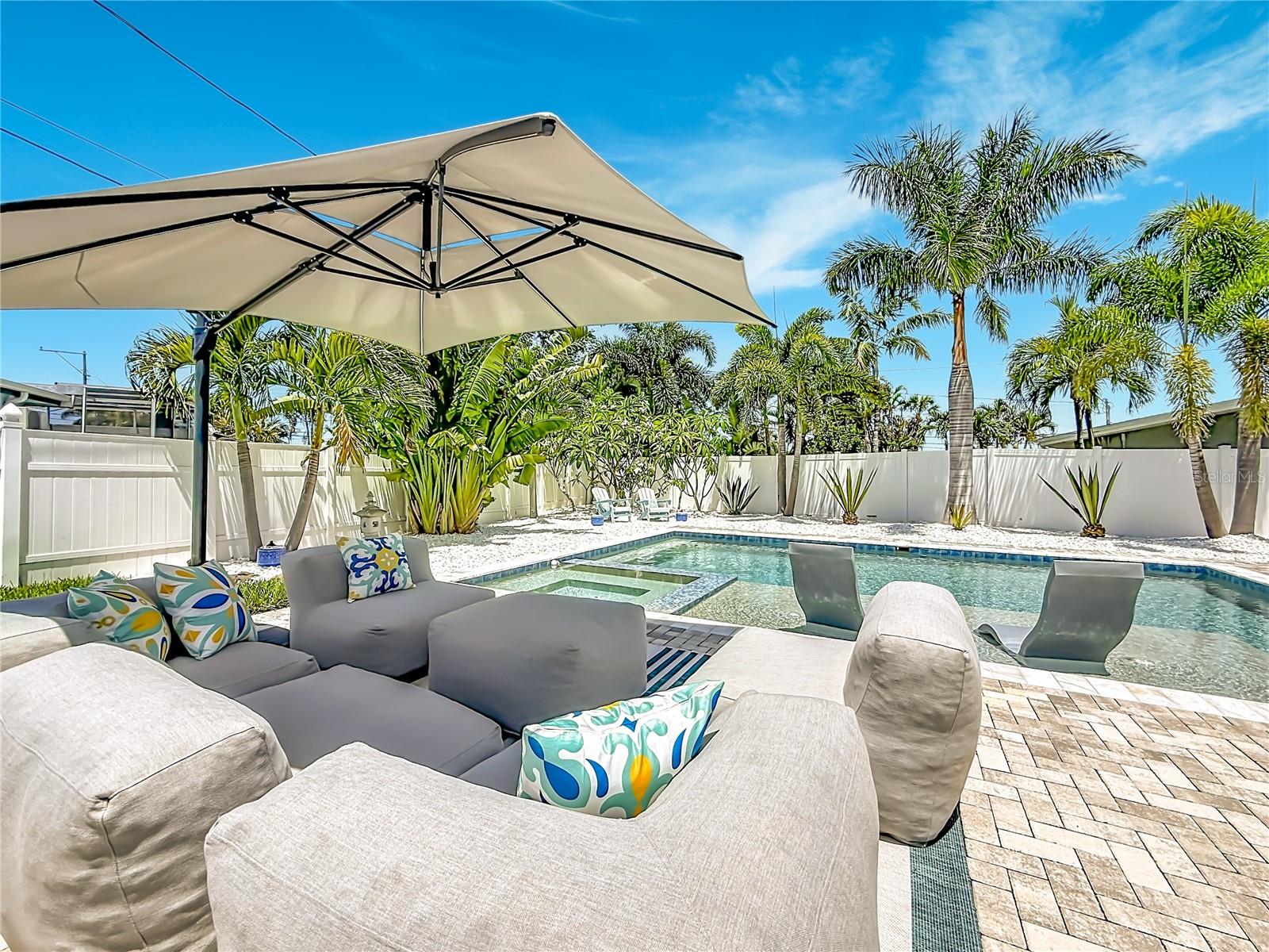 MAXIMO MOORINGS - Residential