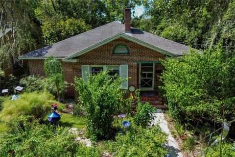 Photo of 611 NE 10th Place, Gainesville, FL 32601 (MLS # GC534374)