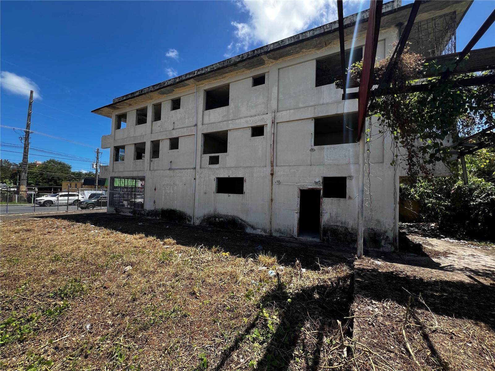 Unique investment opportunity in RÃo Piedras!
Mixed-use commercial space with excellent development or repositioning potential. Located on the strategic Calle De Diego, this property has approximately 6,900 square feet of construction, distributed as follows:
First level: Commercial space of approximately 2,730 square feet, ideal for retail, office, or institutional use.
Second and third levels: Four (4) residential apartments, each with two bedrooms and one bathroom, perfect for long-term rentals or student rentals.
The sale includes an adjacent 560-square-meter lot, ideal for building private parking, expanding the building, or creating a common area. With quick access to main roads, universities, and services, this property is ideal for investors looking to generate income and capitalize on the area's urban growth. Don't miss this opportunity! Contact me today for more details or to schedule an appointment.