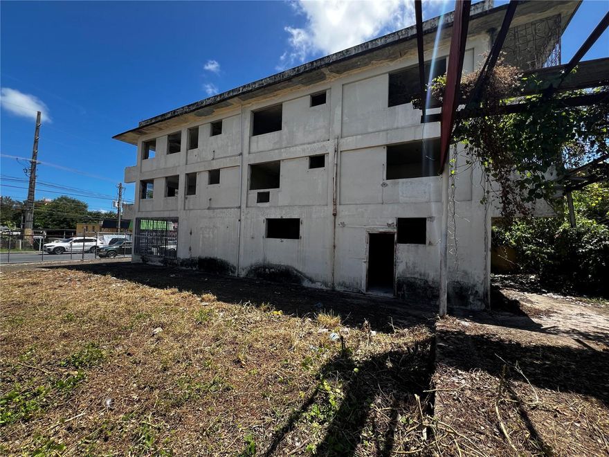 Unique investment opportunity in Río Piedras!
Mixed-use commercial space with excellent development or repositioning potential. Located on the strategic Calle De Diego, this property has approximately 6,900 square feet of construction, distributed as follows:

First level: Commercial space of approximately 2,730 square feet, ideal for retail, office, or institutional use.
Second and third levels: Four (4) residential apartments, each with two bedrooms and one bathroom, perfect for long-term rentals or student rentals.

The sale includes an adjacent 560-square-meter lot, ideal for building private parking, expanding the building, or creating a common area. With quick access to main roads, universities, and services, this property is ideal for investors looking to generate income and capitalize on the area's urban growth. Don't miss this opportunity! Contact me today for more details or to schedule an appointment.