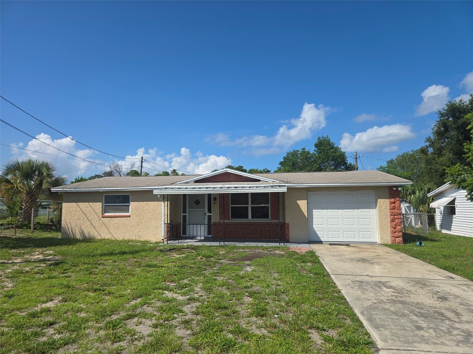 Clean 2 bedroom 2 bath home located in Hudson. New carpet and freshly painted interior, screened patio and fenced, 1 car garage.