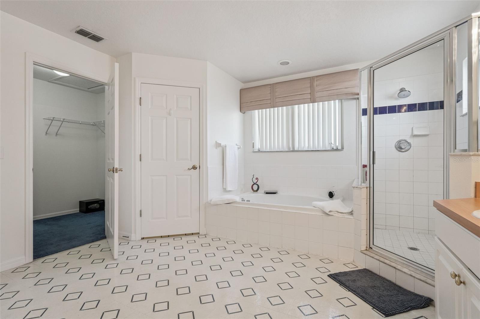 SUNSET LAKES - Residential