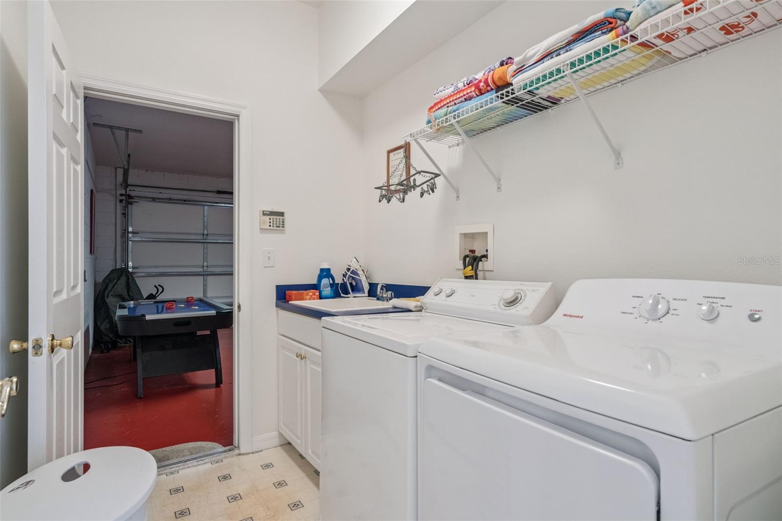 SUNSET LAKES - Residential