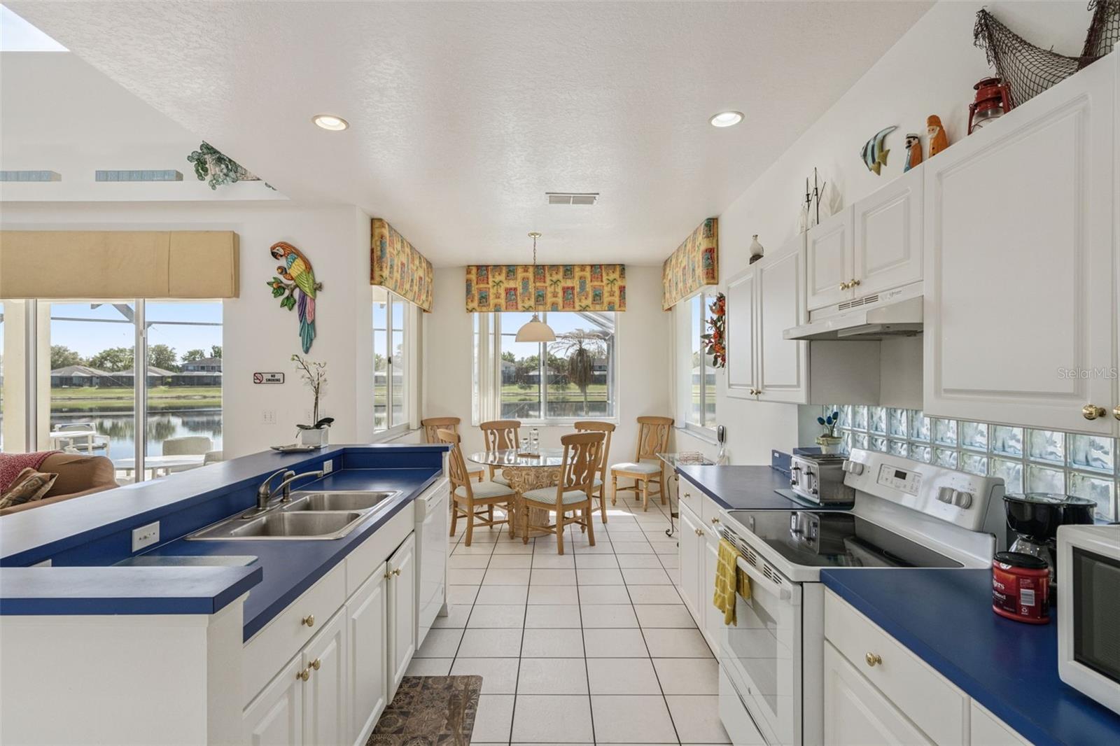 SUNSET LAKES - Residential