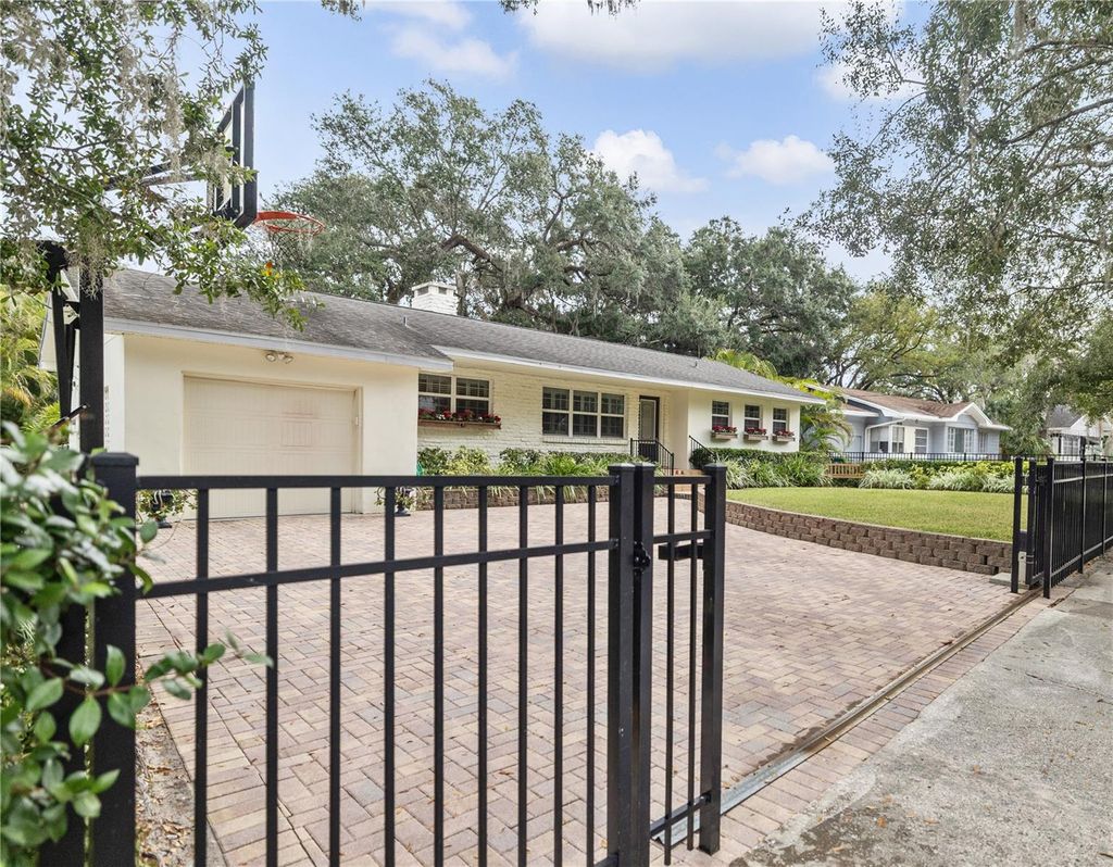 Photo of 1418 E Park Circle, Tampa, FL 33604 (MLS # TB8512746)